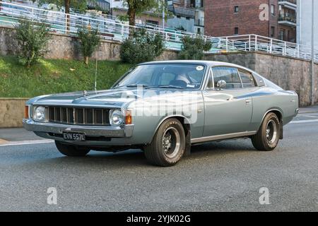 Urnieta, Spagna - 5 ottobre 2024: 1973 Chrysler VJ Valiant Charger 770 per le strade della città Foto Stock