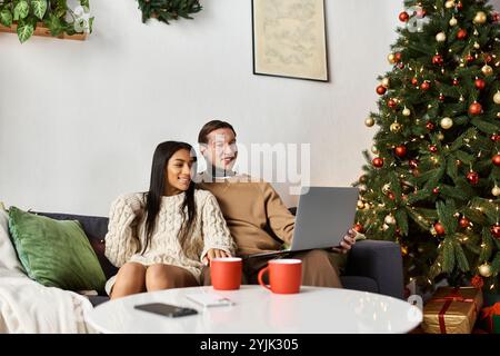 Una coppia condivide una serata calda e intima che celebra lo spirito festivo del Natale. Foto Stock