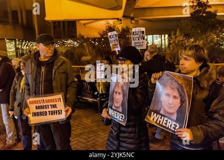 Londra, Regno Unito. 6 dicembre 2017. Class War portate dei manifesti alla protesta fuori dalla riunione del consiglio di Kensington & Chelsea al municipio di Kensington chiedendo a Shere il membro disonorato del consiglio Rock Feilding-Mellen. La protesta richiese risposte e azioni da parte del consiglio, quasi sei mesi dopo il disastroso incendio della Grenfell Tower. La protesta ha condannato la mancata risposta del consiglio alle esigenze delle persone colpite dall'incendio, e in particolare il fatto che così pochi sono stati risistemati, con alcune famiglie intere ancora in una piccola camera d'albergo. I manifestanti chiedono che tutti i sopravvissuti e quelli Foto Stock