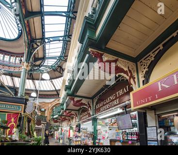 Interni ornati del mercato coperto Kirkgate nel centro di Leeds, una parte importante del patrimonio culturale di Leeds, West Yorkshire, Regno Unito. Foto Stock