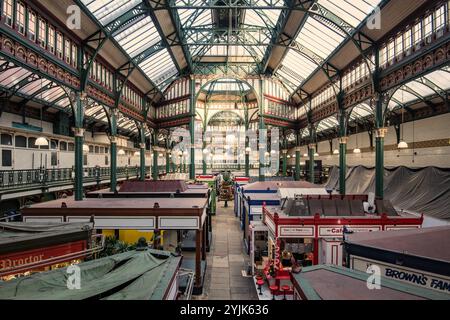 Interni ornati del mercato coperto Kirkgate nel centro di Leeds, una parte importante del patrimonio culturale di Leeds, West Yorkshire, Regno Unito. Foto Stock