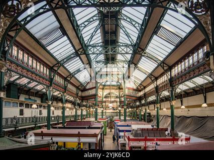 Interni ornati del mercato coperto Kirkgate nel centro di Leeds, una parte importante del patrimonio culturale di Leeds, West Yorkshire, Regno Unito. Foto Stock