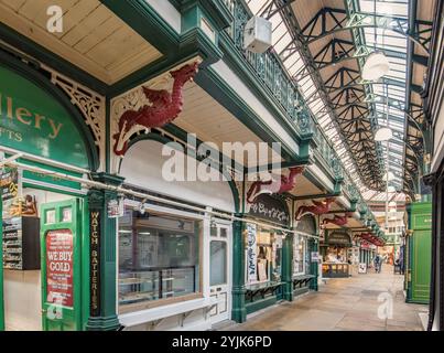 Interni ornati del mercato coperto Kirkgate nel centro di Leeds, una parte importante del patrimonio culturale di Leeds, West Yorkshire, Regno Unito. Foto Stock