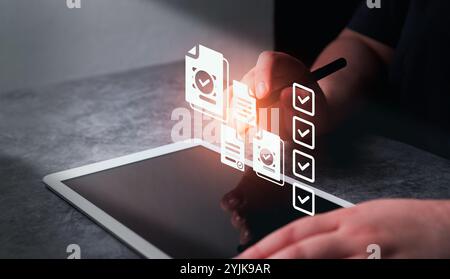 Le donne utilizzano un tablet digitale che seleziona le caselle di controllo per i moduli di lavoro. Valutazioni online. Selezione personale e gestione delle risorse umane. Foto Stock