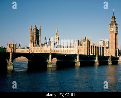 Regno Unito. Inghilterra. Londra. Le case del Parlamento dall'altra parte del fiume Tamigi. Foto Stock