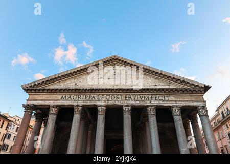 Vista del Tempio del Pantheon di tutti gli dei in Piazza della Rotonda a Roma, Italia Foto Stock