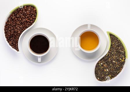 Fotografia a vuoto di caffè nero e tè verde, caffeina, americano, espresso, chicchi di caffè, tè alle erbe, scelta di bevande; scelta; bevanda naturale Foto Stock