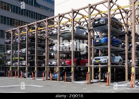 New York City, USA - 18 agosto 2022: Un garage impilato a Manhattan, New York City, USA. Foto Stock