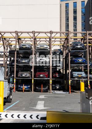 New York City, USA - 18 agosto 2022: Un garage impilato a Manhattan, New York City, USA. Foto Stock