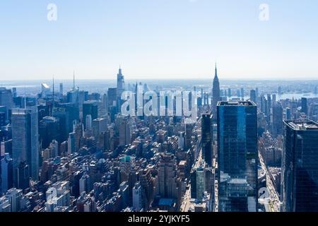 Vista aerea dello skyline di New York City vista dalla cima di un edificio a New York, NY, USA. Foto Stock
