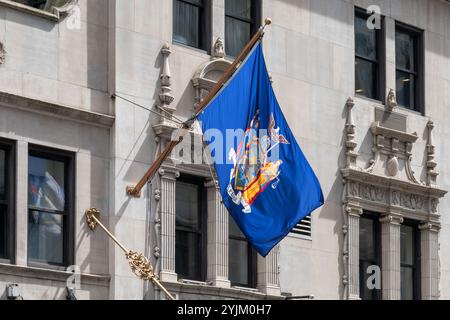 Bandiera dello Stato di New York sull'edificio di New York City, New York, USA Foto Stock