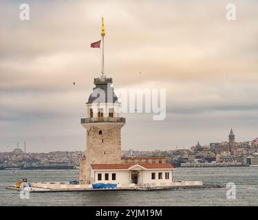 Torre della Vergine, conosciuta in turco come Kiz Kulesi, situata su un piccolo isolotto nello stretto del Bosforo vicino alla costa del distretto di Uskudar a Istanbul, Turchia Foto Stock