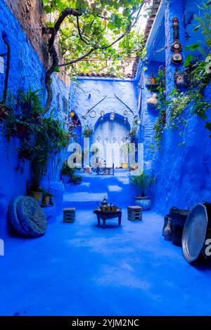 Un piccolo cortile di colore blu in una casa a Chefchaouen, Marocco. Foto Stock