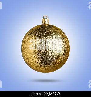 Palla di Natale dorata luccicante in aria su sfondo blu pallido Foto Stock