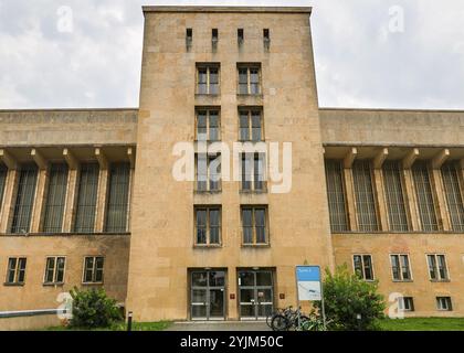 Edificio dell'aeroporto di Tempelhof, ex architettura del terminal aeroportuale, Berlino, Germania Foto Stock