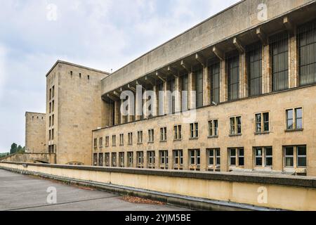 Edificio dell'aeroporto di Tempelhof, ex architettura del terminal aeroportuale, Berlino, Germania Foto Stock