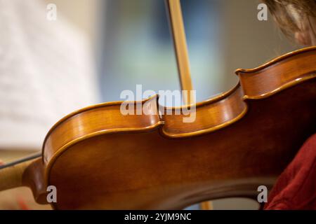 il giovane violinista suona il violino prima di un concerto. Istruzione, creatività e sviluppo precoce Foto Stock