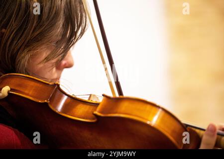 il giovane violinista suona il violino prima di un concerto. Istruzione, creatività e sviluppo precoce Foto Stock