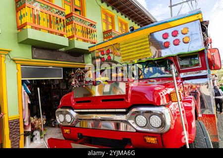 Jerico, Antioquia - Colombia. 25 ottobre 2024. Chiva o scala, trasporto rurale della campagna colombiana. Foto Stock