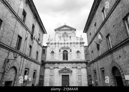 Siena, Italia - Apr 7, 2022: San Raimondo al Refugio è una chiesa cattolica di stile barocco situata nel Terzo di Camollia di Siena, Toscana, Ital Foto Stock