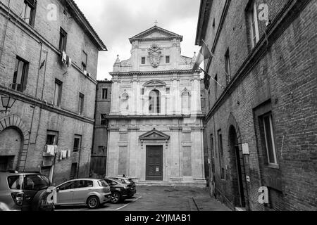 Siena, Italia - Apr 7, 2022: San Raimondo al Refugio è una chiesa cattolica di stile barocco situata nel Terzo di Camollia di Siena, Toscana, Ital Foto Stock