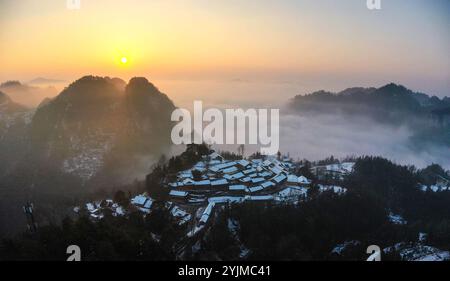 (241115) -- PECHINO, 15 novembre 2024 (Xinhua) -- una foto aerea scattata il 24 febbraio 2022 mostra una vista del villaggio innevato di Shibadong di Xiangxi Tujia e della prefettura autonoma di Miao, nella provincia di Hunan della Cina centrale. Sette villaggi in Cina sono stati premiati come migliori villaggi turistici dall'Organizzazione Mondiale del Turismo delle Nazioni Unite (ONU Tourism) nella sua selezione del 2024, secondo il Ministero della Cultura e del Turismo. Annunciato in occasione di un incontro del turismo delle Nazioni Unite tenutosi a Cartagena, Colombia venerdì, ora di Pechino, le sette nuove aggiunte portano il numero totale di villaggi cinesi riconosciuti come migliori Foto Stock