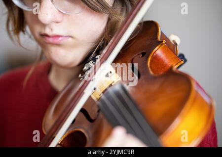 giovane violinista di talento suona il violino prima di un concerto. Istruzione, creatività e sviluppo precoce Foto Stock