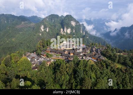 (241115) -- PECHINO, 15 novembre 2024 (Xinhua) -- una foto aerea scattata il 10 ottobre 2023 mostra la vista del villaggio Shibadong di Xiangxi Tujia e della prefettura autonoma di Miao, nella Cina centrale, della provincia di Hunan. Sette villaggi in Cina sono stati premiati come migliori villaggi turistici dall'Organizzazione Mondiale del Turismo delle Nazioni Unite (ONU Tourism) nella sua selezione del 2024, secondo il Ministero della Cultura e del Turismo. Annunciato in occasione di un incontro del turismo delle Nazioni Unite tenutosi a Cartagena, Colombia venerdì, ora di Pechino, le sette nuove aggiunte portano il numero totale di villaggi cinesi riconosciuti come Best Tourism Village Foto Stock