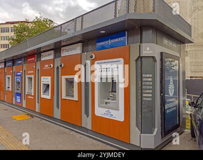 Istanbul, Turchia - 18 ottobre 2023: Sportello Bancomat All Turkish Banks in Row at Street in Karakoy Autumn Day. Foto Stock