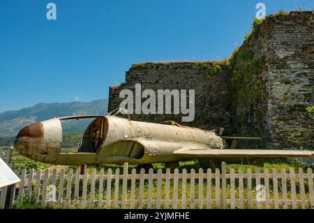 Gjirokaster, Albania - 4 giugno 2024. Un aereo Lockheed T-33 Shooting Star presso il castello di Gjirokaster, patrimonio dell'umanità dell'UNESCO Foto Stock