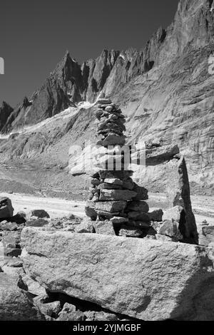 Il torrente glaciale sul ghiacciaio Mer de Glace con le torri di Aigulles sullo sfondo. Foto Stock