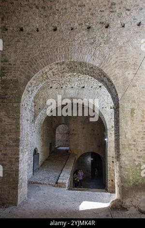 Gjirokaster, Albania - 4 giugno 2024. I visitatori della Great Gallery nel castello di Gjirokaster, patrimonio dell'umanità dell'UNESCO. Lungo corridoio a volte Foto Stock