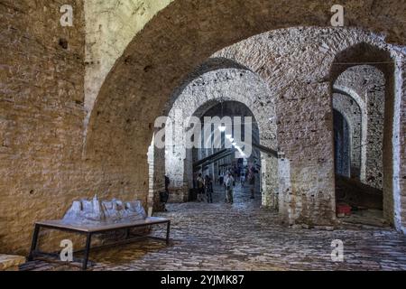 Gjirokaster, Albania - 4 giugno 2024. Visitatori nella sezione Artillery Gallery o Cannon Gallery della Great Gallery, patrimonio dell'umanità dell'UNESCO Foto Stock