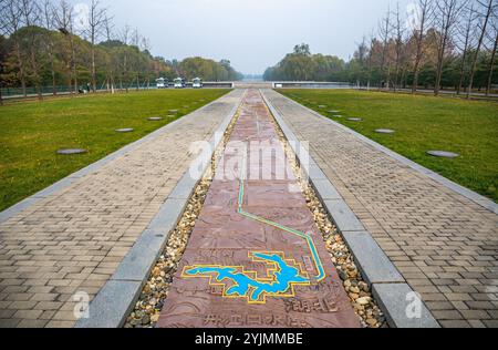 (241115) -- PECHINO, 15 novembre 2024 (Xinhua) -- questa foto scattata il 10 novembre 2024 mostra una piazza commemorativa per il progetto South-to-North Water Diversion Middle Route Project a Pechino, capitale della Cina. Il progetto di deviazione dell'acqua da sud a nord della Cina ha tre percorsi. La prima fase del progetto cinese di deviazione dell'acqua da sud a nord ha iniziato a fornire acqua nel dicembre 2014. Al fine di aumentare la sicurezza delle acque e migliorare l'ecologia delle acque e l'ambiente lungo il percorso, il progetto della rotta intermedia ha trasportato l'acqua attraverso canali e tubi dal bacino idrico di Danjiangkou nel centro di CH Foto Stock