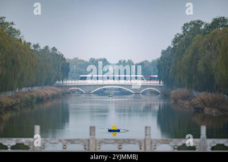 (241115) -- PECHINO, 15 novembre 2024 (Xinhua) -- questa foto scattata il 10 novembre 2024 mostra un canale del progetto South-to-North Water Diversion Middle Route Project a Pechino, capitale della Cina. Il progetto di deviazione dell'acqua da sud a nord della Cina ha tre percorsi. La prima fase del progetto cinese di deviazione dell'acqua da sud a nord ha iniziato a fornire acqua nel dicembre 2014. Volto ad aumentare la sicurezza delle acque e a migliorare l'ecologia e l'ambiente delle acque lungo il percorso, il progetto della rotta intermedia ha trasportato l'acqua attraverso canali e tubi dal bacino idrico di Danjiangkou nell'Hubei della Cina centrale Foto Stock