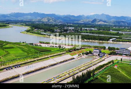 (241115) -- PECHINO, 15 novembre 2024 (Xinhua) -- una foto di un drone aereo mostra un canale del progetto di deviazione dell'acqua da sud a nord al confine tra Pechino e la provincia di Hebei della Cina settentrionale. Il progetto di deviazione dell'acqua da sud a nord della Cina ha tre percorsi. La prima fase del progetto cinese di deviazione dell'acqua da sud a nord ha iniziato a fornire acqua nel dicembre 2014. Al fine di aumentare la sicurezza delle acque e migliorare l'ecologia e l'ambiente delle acque lungo il percorso, il progetto della rotta intermedia ha trasportato l'acqua attraverso canali e tubi dal bacino di Danjiangkou Foto Stock