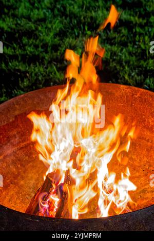 Feuer. DAS brennende Holz liefert in der Feuerschale eine angenehme Wärme. Traunstein Bayern Deutschland **** fuoco la legna in fiamme fornisce un piacevole calore nella ciotola del fuoco Traunstein Baviera Germania Copyright: XRolfxPossx Foto Stock