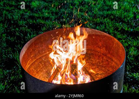 Feuer. DAS brennende Holz liefert in der Feuerschale eine angenehme Wärme. Traunstein Bayern Deutschland **** fuoco la legna in fiamme fornisce un piacevole calore nella ciotola del fuoco Traunstein Baviera Germania Copyright: XRolfxPossx Foto Stock