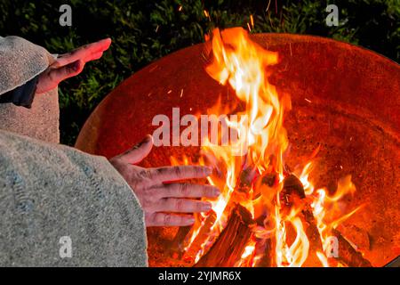 Feuer. DAS brennende Holz liefert in der Feuerschale eine angenehme Wärme. Traunstein Bayern Deutschland **** fuoco la legna in fiamme fornisce un piacevole calore nella ciotola del fuoco Traunstein Baviera Germania Copyright: XRolfxPossx Foto Stock