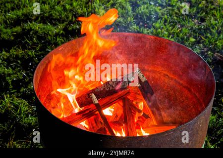 Feuer. DAS brennende Holz liefert in der Feuerschale eine angenehme Wärme. Traunstein Bayern Deutschland **** fuoco la legna in fiamme fornisce un piacevole calore nella ciotola del fuoco Traunstein Baviera Germania Copyright: XRolfxPossx Foto Stock