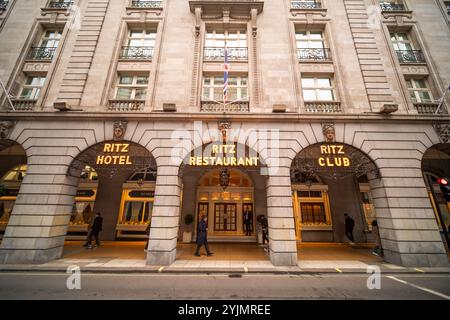 LONDRA - 14 NOVEMBRE 2024: Hotel di lusso Ritz London a 5 stelle con iconico movimento dei taxi neri di Londra offuscato di fronte all'ingresso principale. Foto Stock