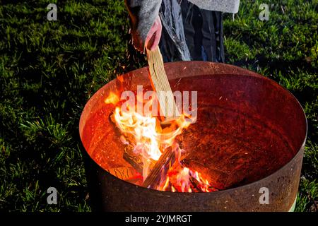 Feuer. DAS brennende Holz liefert in der Feuerschale eine angenehme Wärme. Traunstein Bayern Deutschland **** fuoco la legna in fiamme fornisce un piacevole calore nella ciotola del fuoco Traunstein Baviera Germania Copyright: XRolfxPossx Foto Stock