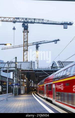 Modernizzazione della stazione centrale di Duisburg, rinnovo delle piattaforme dei 13 binari, 2 piattaforme sono già terminate, i vecchi tetti piani sono in corso Foto Stock