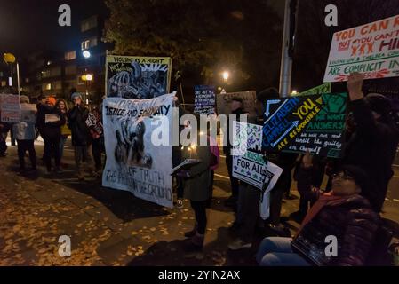 Londra, Regno Unito. 27 novembre 2017. Un consigliere parla agli attivisti e ai sostenitori del gruppo comunista rivoluzionario che protestano per le strade di North Kensington. Sono andati agli indirizzi di diversi consiglieri locali per chiedere perché i residenti di Grenfell non siano stati risistemati più di cinque mesi e mezzo dopo l'incendio, perché non siano state mosse accuse penali contro i consiglieri responsabili dell'inadeguata sicurezza antincendio e dei materiali pericolosi e delle modifiche che hanno reso Grenfell un disastro in attesa di accadere, e quali sono i piani del consiglio per lo sviluppo residenziale. Il Foto Stock