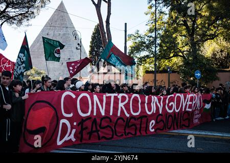 Roma, gli studenti marciano in una manifestazione contro il governo e per chiedere una sospensione della guerra in Palestina. Gli studenti criticano il governo per l'introduzione del disegno di legge 1660 DDL 1660, per le condizioni delle strutture scolastiche e per l'alternanza scuola-lavoro, il 15 novembre 2014 a Roma. Copyright: XAndreaxCalandrax Foto Stock