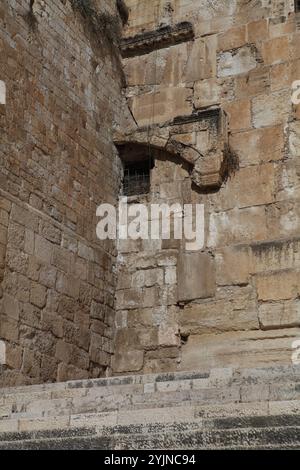 Porta doppia in rovina, bloccata oggi, una delle due porte di Hulda al Monte del Tempio. Costruito dal re Erode il grande quando costruì il Monte del Tempio. Foto Stock