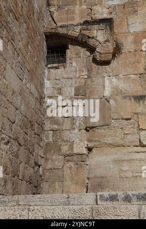 Porta doppia in rovina, bloccata oggi, una delle due porte di Hulda al Monte del Tempio. Costruito dal re Erode il grande quando costruì il Monte del Tempio. Foto Stock