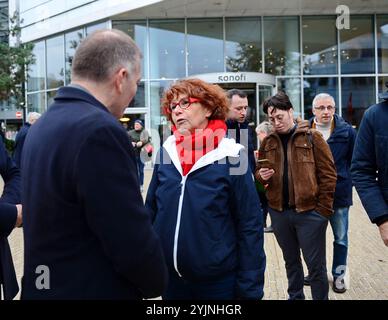 Gentile, Francia. 15 ottobre 2024. Laurence Cohen, senatrice del PC durante la manifestazione e il comunicato stampa contro la chiusura del sito Sanofi a Gentilly. Il sindaco Fatah Aggoune aveva invitato tutti i rappresentanti eletti a sostenere la mobilitazione, insieme all'unione CGT. Gentilly, Val-de-Marne, Francia, 15 novembre 2024. Foto di Karim Ait Adjedjou/ABACAPRESS. COM credito: Abaca Press/Alamy Live News Foto Stock