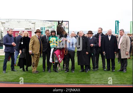 Jonbon e il fantino Nico de Boinville con l'allenatore vincente Nicky Henderson (terzo a sinistra) dopo aver vinto la Shloer Chase, insieme a AP McCoy e JP McManus durante il Countryside Day all'ippodromo di Cheltenham. Data foto: Venerdì 15 novembre 2024. Foto Stock