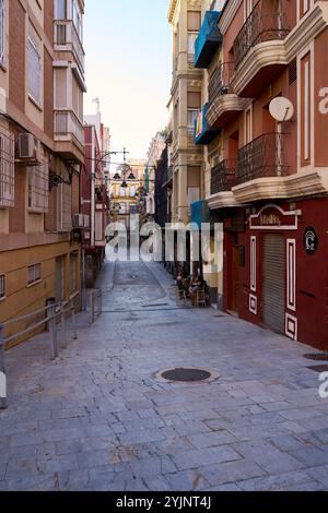 Strada stretta nel centro di Cartagena. Foto Stock